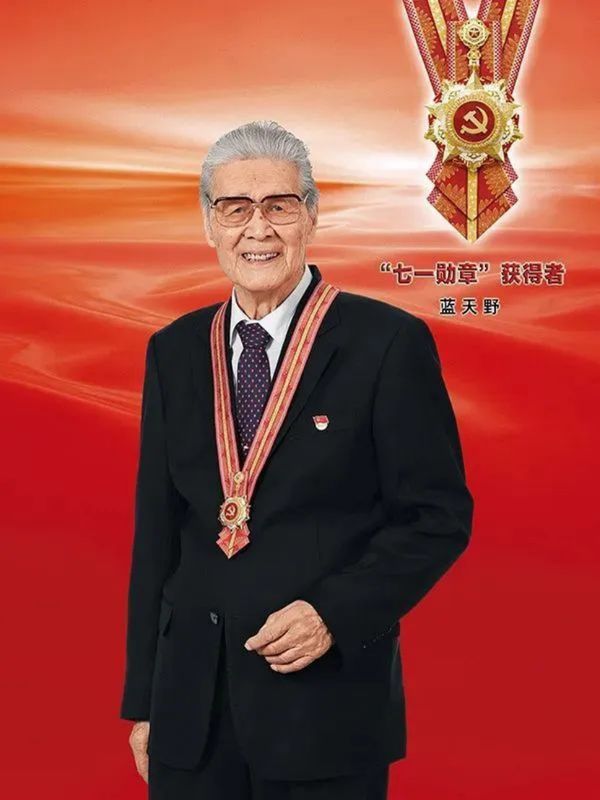  从地下交通员到表演艺术家：蓝天野的双重身份与艺术实践深度解析 影视小说