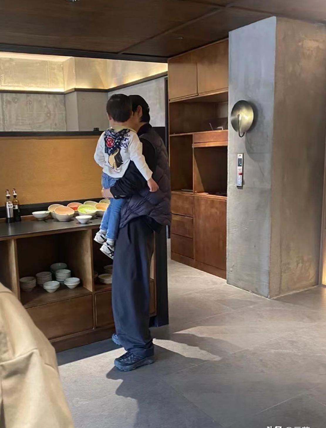  从「偶遇」看明星家庭的隐私博弈：魏晨夫妇的信息管理策略解析 娱乐新闻