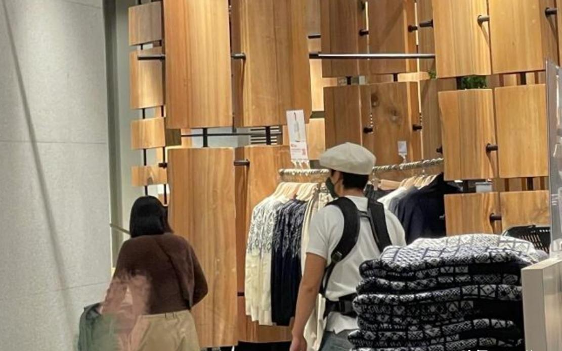  从「偶遇」看明星家庭的隐私博弈：魏晨夫妇的信息管理策略解析 娱乐新闻