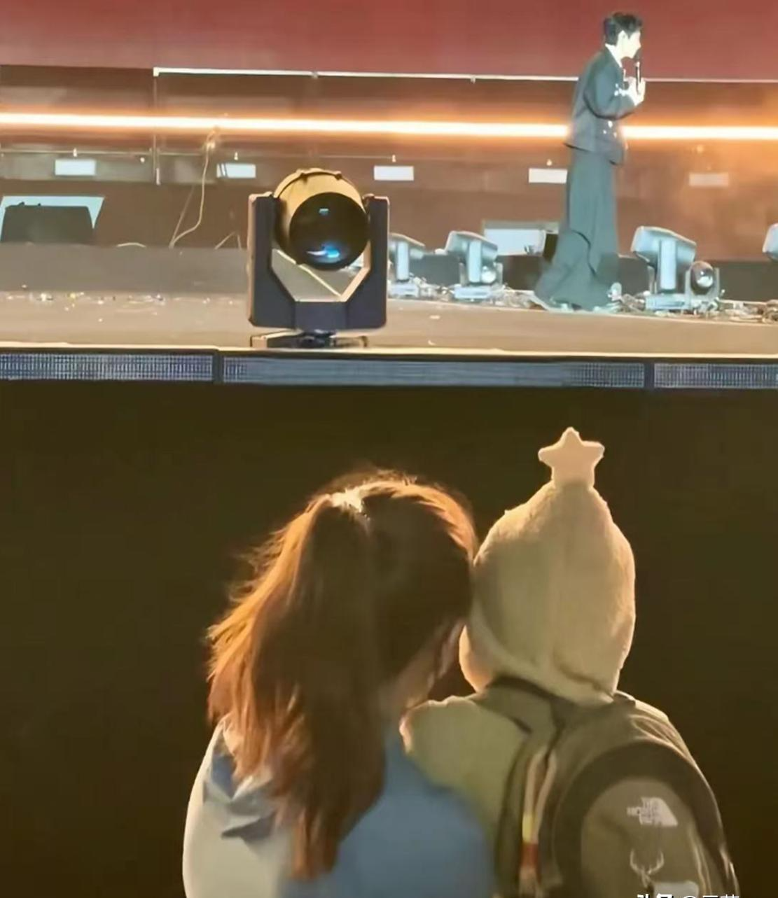  从「偶遇」看明星家庭的隐私博弈：魏晨夫妇的信息管理策略解析 娱乐新闻