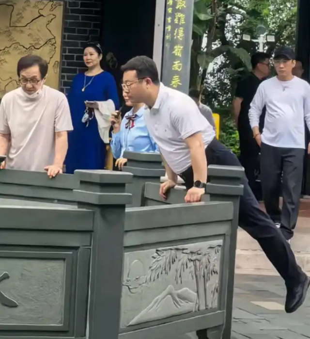  动作电影的商业符号学：成龙72岁生日的深层解码 娱乐新闻