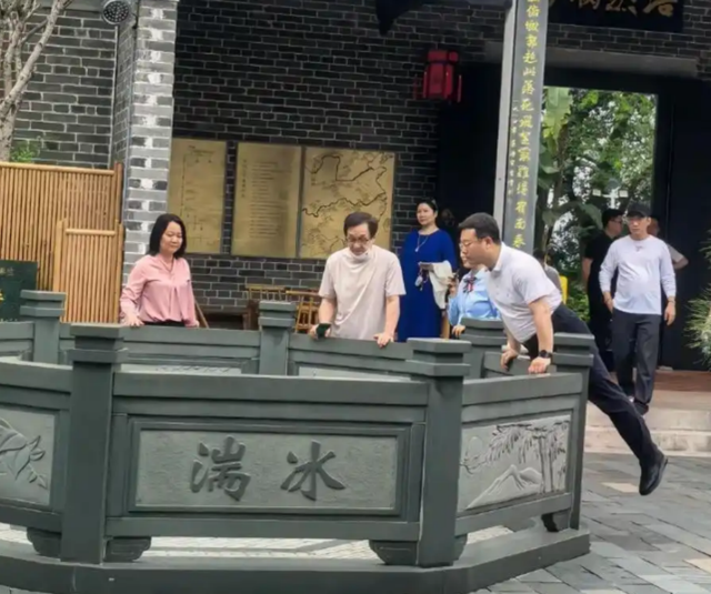  动作电影的商业符号学：成龙72岁生日的深层解码 娱乐新闻